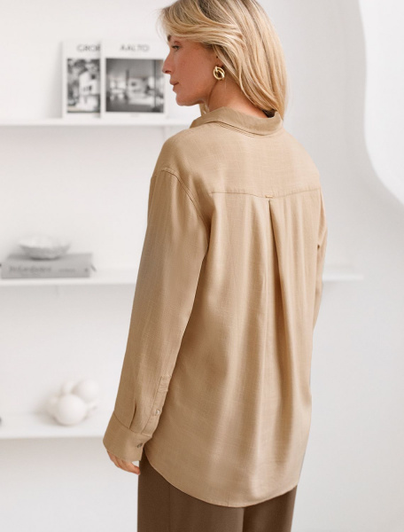 Свободная удлиненная блузка с карманом изо льна с вискозой